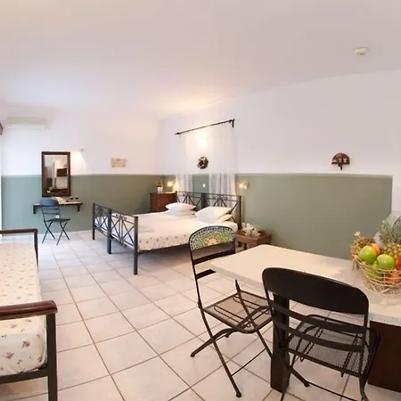 Nostos & מלון 2*