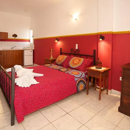 Nostos & מלון 2*